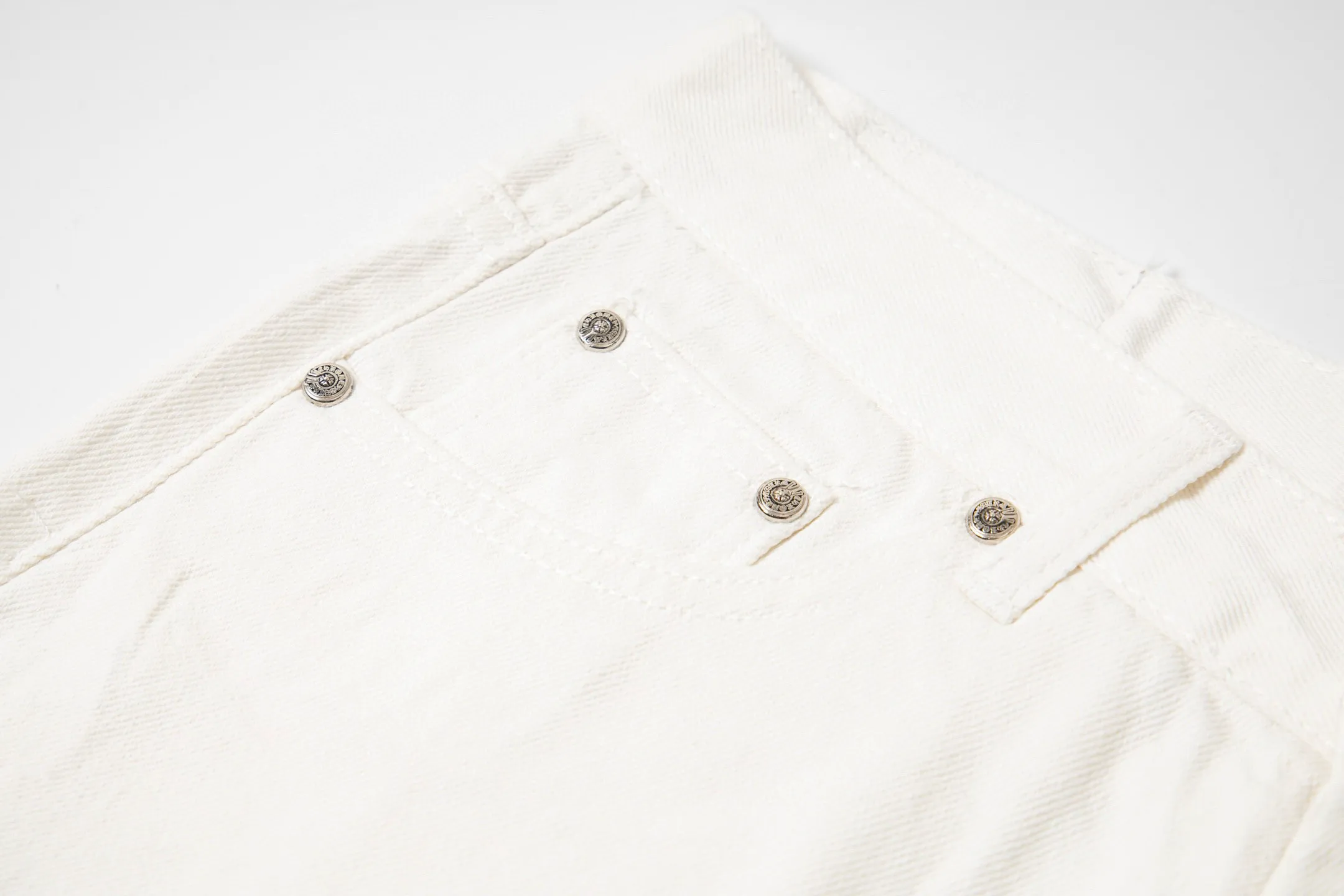 P280 💰 (Top version) Chrome Hearts White Bull King Metal Cross White Leather Heavy Industry Jeans Chrome Hearts is a brand that has always been famous for its high-end and design. The quality of these pants is unparalleled, and a pair is often hard to find at counters. It uses top-notch heavy-duty washing technology, the calf leather laser-cut cross is particularly exquisite, and the aged silver hardware adds a sense of retro and luxury. White denim fabric, paired with a cross leather design, is fashionable and individual. The straight version is also particularly slim. The style is the same for men and women, so whoever wears it will look better! The matching suggestions are as follows: Cool street style: Pair the upper body with a black short crop top, a black leather jacket, and black Martin boots. Wear a silver necklace and ring from Crowe and walk on the street to feel cool. Casual fashion style: wear a simple white cotton T-shirt inside, a loose denim jacket outside, and white sneakers. Overall casual and comfortable, suitable for daily travel and shopping. High-end outfit: Pair it with a black silk-textured shirt, tuck it into pants, and put on a pair of black leather shoes. Wear a black suit jacket to instantly enhance your temperament, and you can attend some formal occasions without any pressure. Color: White Ox King Size: 28-30-32-34 (corresponds to S-M-L-XL)